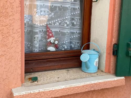 a christmas window with a figurine in a hat and a bucket at Ferienhaus in résidence naturiste direkt am Strand in Leucate