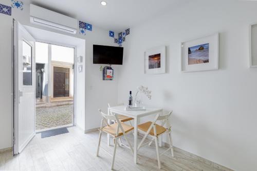 Chez Downtown Charm - Your Seaside Dream!