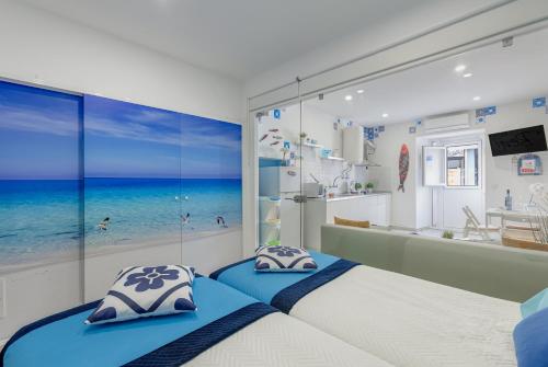una camera con letto e vista sull'oceano di Chez New Best Charm e Design - Your Seaside Dream! a Lagos