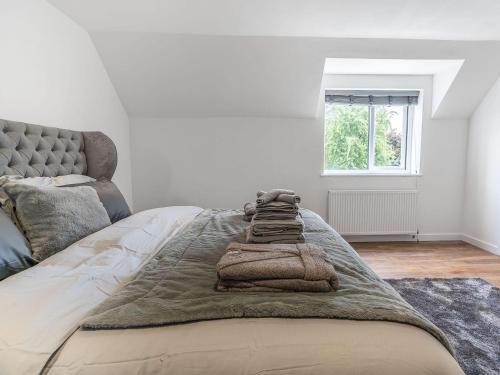 um quarto com uma cama com cobertores e uma janela em Ty Afon Reg - Uk38509 em Garnant