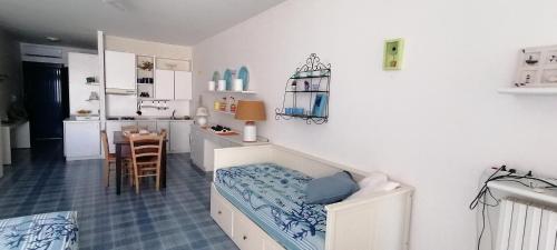 Habitación pequeña con cama y cocina en Vista mare a Castro Marina, en Castro di Lecce
