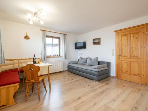 una sala de estar con un sofá y una mesa en Haus Durchegg UG, en Wagrain