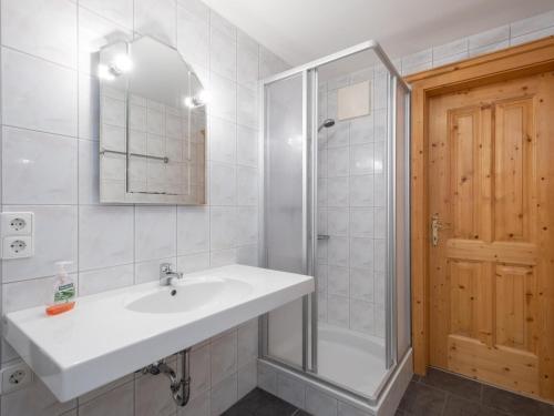 een badkamer met een wastafel en een douche bij Haus Durchegg UG in Wagrain