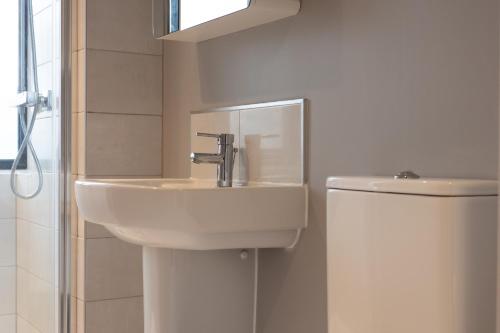 La salle de bains est pourvue d'un lavabo et de toilettes. dans l'établissement Penley's Mews - City Centre + free private parking, à York