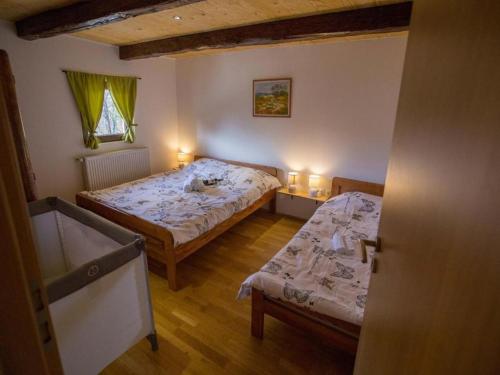 ein kleines Schlafzimmer mit 2 Betten und einem Fenster in der Unterkunft Holiday Home Ico in Tounj