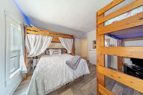 ein Schlafzimmer mit einem Bett mit einem Holzrahmen in der Unterkunft Cottage in the Falls, 2 b, 2 bath, fireplace in Cuyahoga Falls