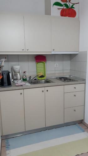 Una cocina o cocineta en Anthos Apartments