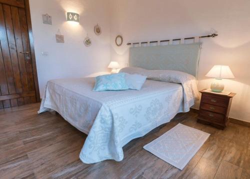 una camera con un grande letto e un pavimento in legno di Sealine Villa with an amazing view of Tavolara a Olbia