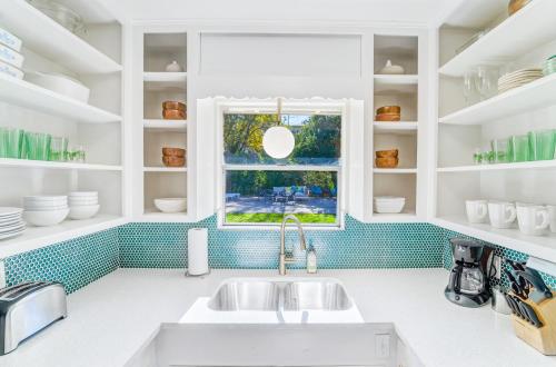 a kitchen with a sink and a window at The Mariposa Wing B by Lodgewell - Spread your wings here in Austin