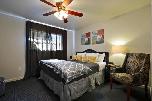 um quarto com uma cama, uma ventoinha de tecto e uma cadeira em The Norwalk by Lodgewell - West Austin Three's Company Vibes em Austin
