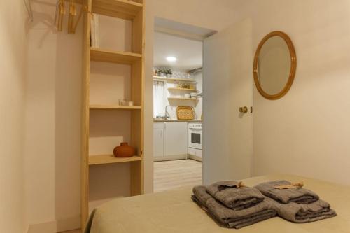 um quarto com uma cama com uma toalha em Piso Picasso em Granada