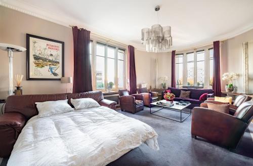 una camera con letto, divano e sedie di Spacieux et élégant appartement Porte des ternes a Parigi