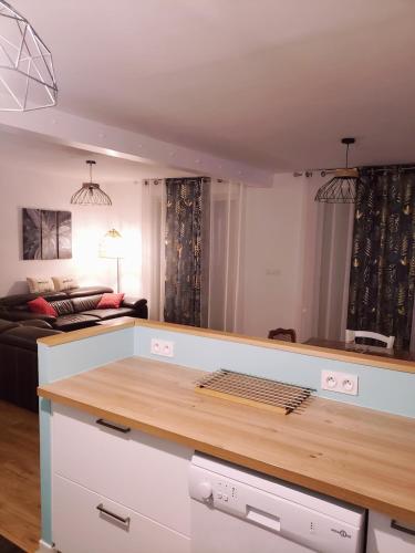 un salon avec une table et un canapé dans l'établissement Maison proche du bourg de Crozon et des plages de Morgat, à Crozon