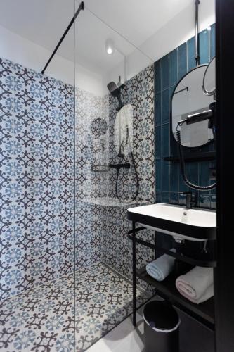 a bathroom with a glass shower and a sink at CARPE SOLEM Jules in Obertauern