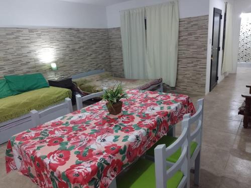 a room with two beds and a table with a table sidx sidx sidx at Brisas del Mar ll in San Clemente del Tuyú