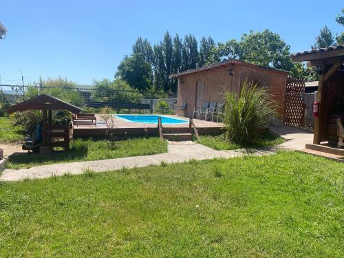 a backyard with a swimming pool and a building at Casa de Campo Reina Margarita in Santa Cruz