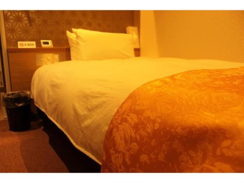a bedroom with a large bed with white sheets at Hotel Richie Richie - Vacation STAY 25058v in Osaka