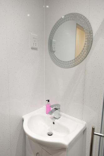 New 3-Bedroom Apartment Close to City Centre photo 23