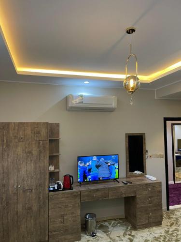 a living room with a flat screen tv on a desk at دايموند Diamond in AlUla