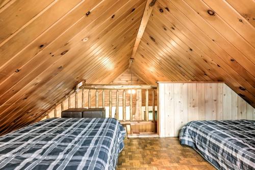 1 dormitorio con 2 camas en un ático de madera en North Creek Cottage in the Adirondacks with Fire Pit en North Creek