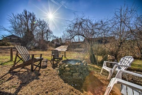 Photo de la galerie de l'établissement North Creek Cottage in the Adirondacks with Fire Pit, à North Creek