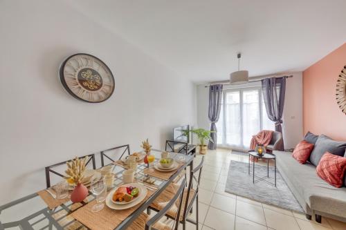 un salon avec une table et un canapé dans l'établissement La Gare, Disneyland Paris terrasse parking gratuit, à Bussy-Saint-Georges