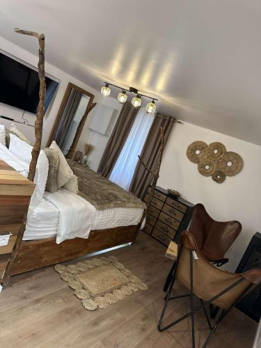 une chambre avec un lit, un miroir et une chaise dans l'établissement Appartement jacuzzi privé, à Avignon