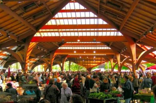 a large crowd of people walking around a farmers market at Maison en pierre sur les Quais de la Dordogne in Argentat
