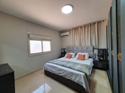 1 dormitorio con 1 cama con 2 almohadas en Newly Built 3 Bedroom Condo in Jericho City Center en Jericho