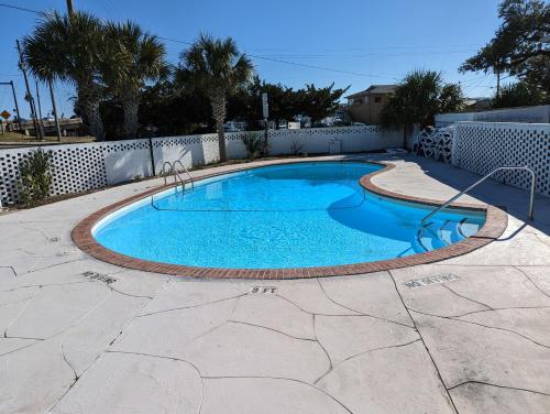 a small swimming pool in a patio at Waterway Condo at Wrightsville! in Wilmington