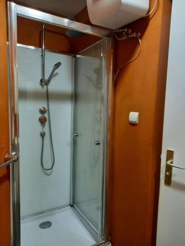 La salle de bains est pourvue d'une cabine de douche en verre. dans l'établissement chambre très confortable et acclimatée, à Audun-le-Tiche