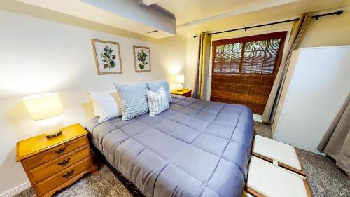 1 dormitorio con 1 cama grande, mesita de noche y ventana en Serene Park City MTN Home Hot Tub 6BR4BA & AC, en Park City