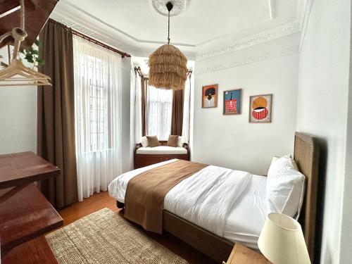 een slaapkamer met een bed en een stoel erin bij Botter Dream House in Istanbul
