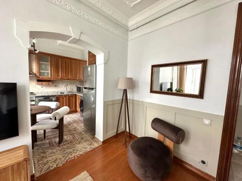 een keuken met witte muren en een tafel en stoelen bij Botter Dream House in Istanbul