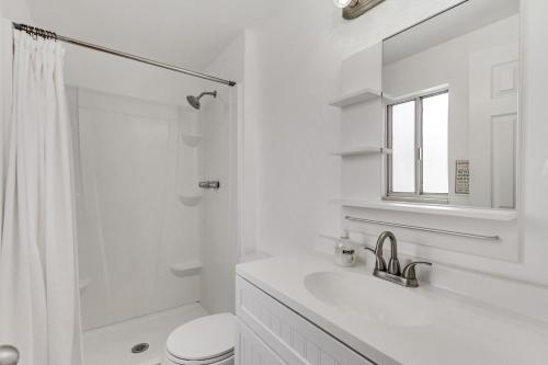 bagno bianco con lavandino e specchio di Large Room Near UVU & BYU a Orem
