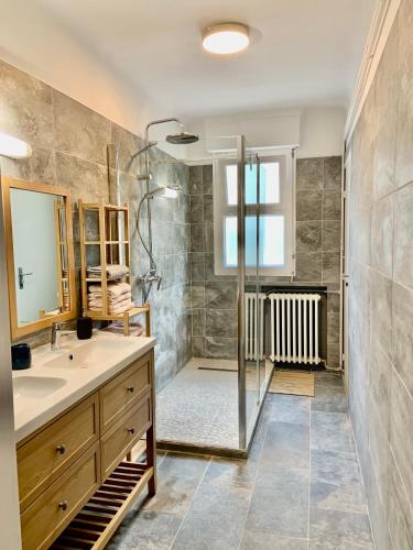 une salle de bain avec douche et lavabo dans l'établissement GRAND Appartement 85m2 centre ville de BIARRITZ 6 pers, à Biarritz