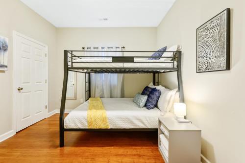 ダーラムにある*Lux Modern Townhome * Downtown* King Beds * Duke*のベッドルーム1室(二段ベッド1組付)