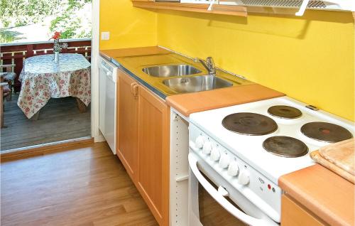 Η κουζίνα ή μικρή κουζίνα στο Nice Home In Sandvoll With House Sea View