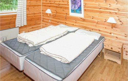 Ένα ή περισσότερα κρεβάτια σε δωμάτιο στο Nice Home In Sandvoll With House Sea View