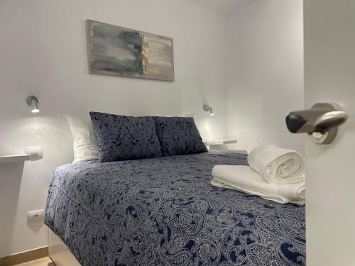 1 dormitorio con 1 cama con edredón azul en SAN AGUSTIN SEAVIEW BLUE APARTMENT en Maspalomas
