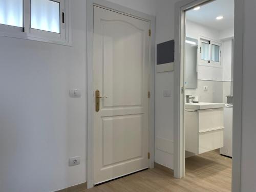 Una puerta blanca en una cocina con fregadero en SAN AGUSTIN SEAVIEW BLUE APARTMENT en Maspalomas