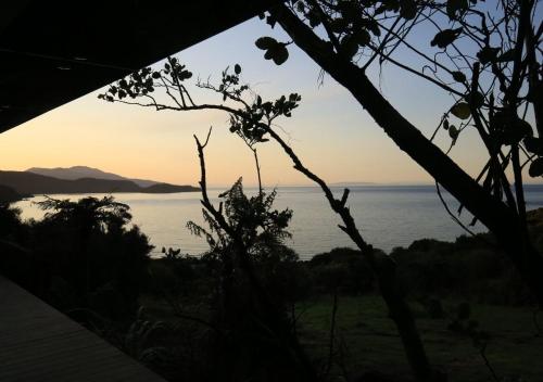 uitzicht op de oceaan bij zonsondergang bij Tokoeka PurePod in Stewart Island