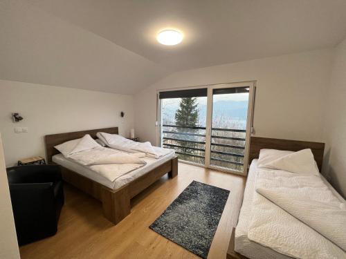 1 Schlafzimmer mit 2 Betten und einem großen Fenster in der Unterkunft Hillside Villa in Sarajevo