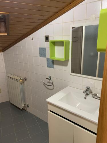 a bathroom with a sink and a mirror at Recantos da Estrela in Sabugueiro