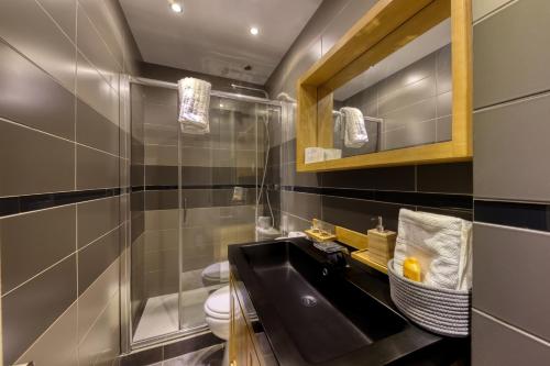 uma casa de banho com um lavatório e um WC em LE NID DOUILLET : PARIS proche-Cozy-Netflix em Montmagny