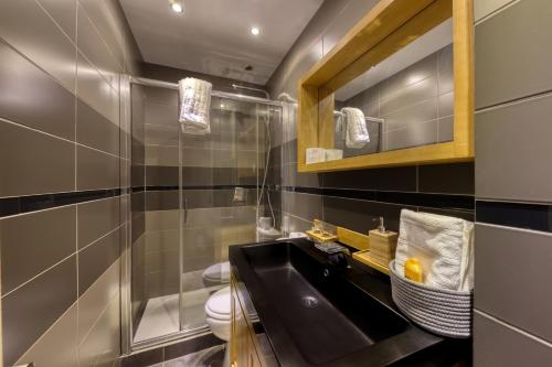 une salle de bain avec un lavabo et des toilettes dans l'établissement LE NID DOUILLET : PARIS proche-Cozy-Netflix, à Montmagny