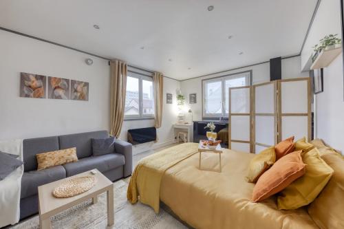 um quarto com uma cama grande e um sofá em LE NID DOUILLET : PARIS proche-Cozy-Netflix em Montmagny
