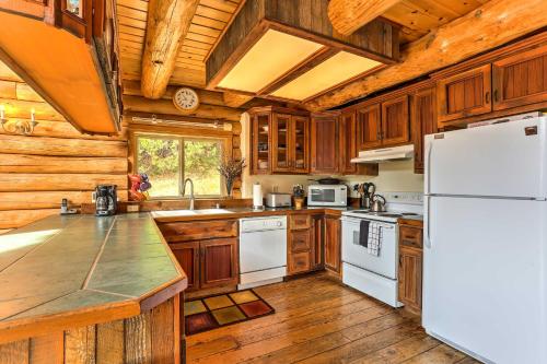Una cocina o cocineta en Log Home on 60 Private Acres By Mt Shasta Ski Park