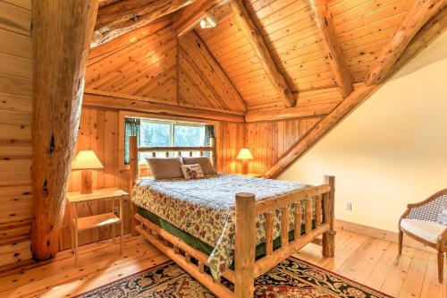 1 dormitorio con 1 cama en una cabaña de madera en Log Home on 40 Private Acres By Mt Shasta Ski Park, en McCloud