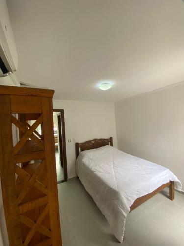 سرير أو أسرّة في غرفة في Casa com 3 suítes à 500m da praia em Ilhabela